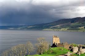 L'Ecosse et le Loch Ness offrent de magnifiques décors à ce très bon roman !